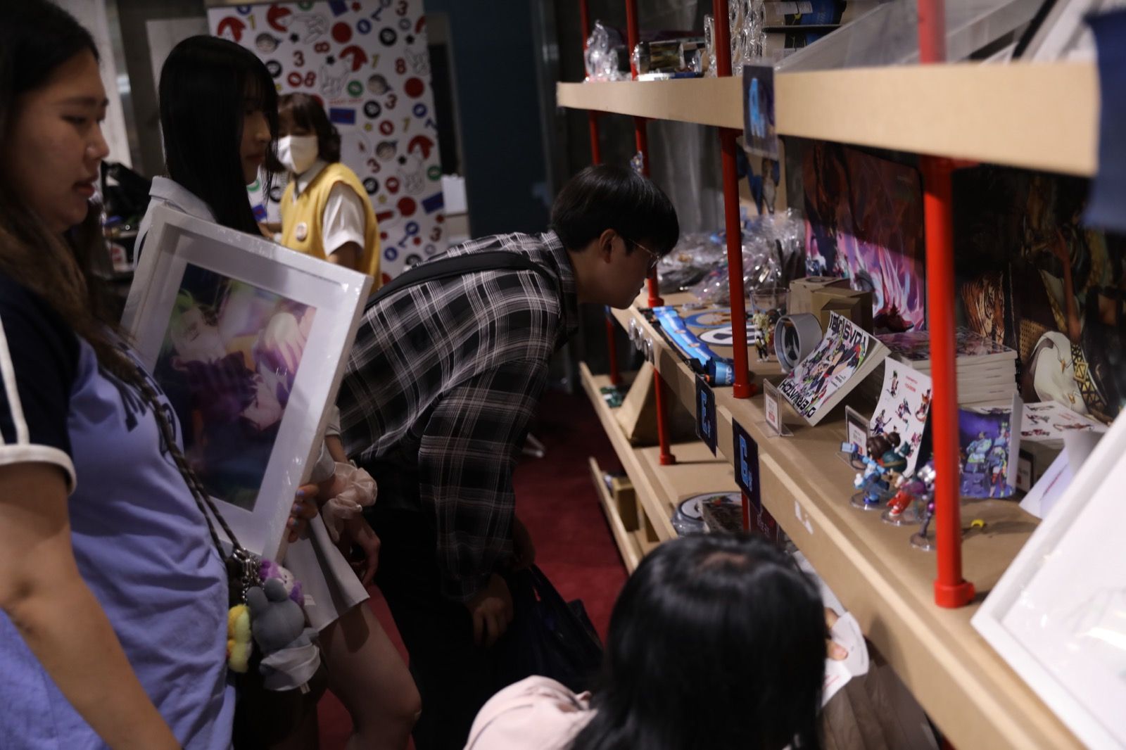 デジタルくじの景品棚を見る来場者